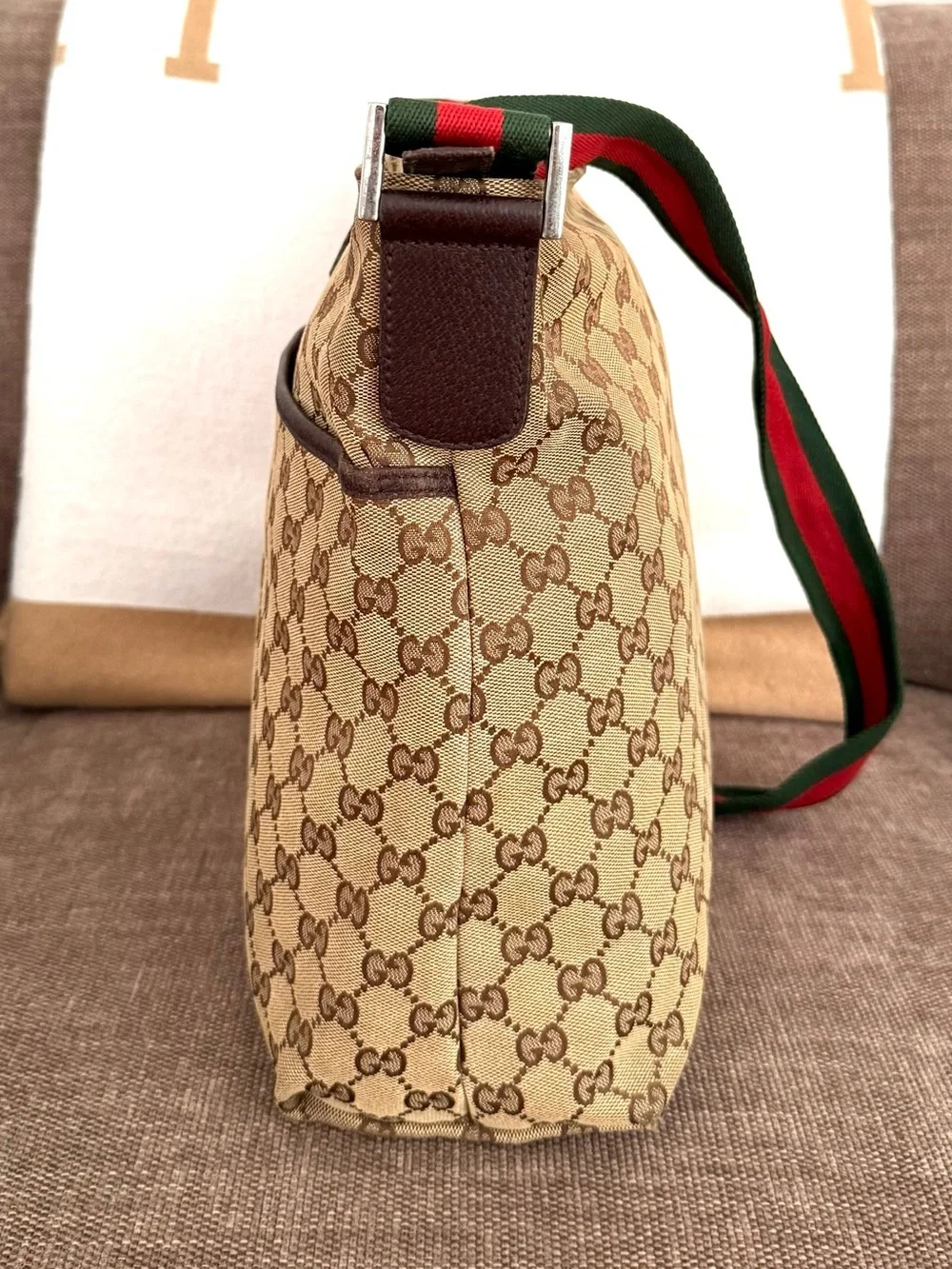 Gucci authentic brown canvas messanger bag unisex crossbody red green strap